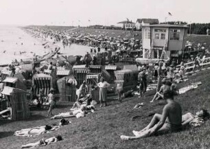 Nordseebad Büsum. Zahlreiche Badegäste bevölkern der Strand.