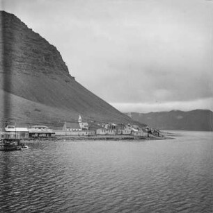 Am Fischereihafen : Island. Bíldudalur. Westfjörd. Blick auf den Fischereihafen von Patreksfjörður. Im Hintergrund durch Vulkane geschichteter Berg