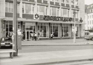 Dresden-Altstadt, Ernst-Thälmann-Straße (heute Wilsdruffer Straße) 3. Verwaltungsgebäude (1958-1961; H. Schneider, H. Mersiowsky, G. Hermsdorf) mit Laden "Sporthaus". Ladenzone 1. und 2. Obergeschoß