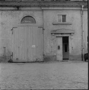Ehemaliges Kammergut, Tor und Portal an der Hofseite der ehemaligen Mälzerei : Dresden-Pillnitz, Dampfschiffstraße 2. Ehem. Kammergut. Großer Pferdestall (1872)