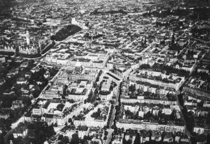Luftaufnahme von Leipzig : Luftaufnahme von der Leipziger Innenstadt mit dem Reichgerichtsgebäude und dem neuen Rathaus aus dem Luftschiff LZ 127 Graf Zeppelin.