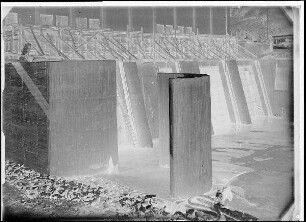 Staustufe Wipfeld. Die Leitwand und der vergrößerte Trennpfeilervorkopf von der Flussseite aus gesehen.