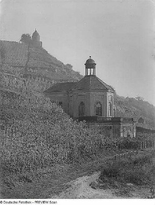 Radebeul. Schloß Wackerbarths Ruhe (1727/1729), Blick vom Weinbergweg über das Belvedere zum Jacobstein