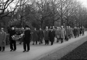 Freiburg: Kranzniederlegung auf dem Hauptfriedhof, auf dem Weg zum Ehrengrab