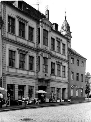 Großenhain, Frauenmarkt 2. Wohn- und Geschäftshaus (1747). Straßenansicht