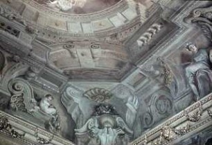 Scheinarchitektur, Medaillons mit den Taten des Herkules und vier alleegorische Sitzfiguren