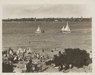 Kiel - Am Falkensteiner Strand mit Blick auf Laboe
