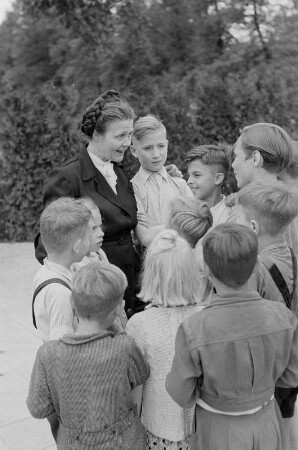 Kinderheim im Volkseigenen Betrieb "Fortschritt" : Gruppenporträt von Frau Mut mit Heimkindern
