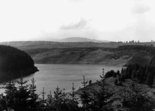 Harz, Bodetal. Rappbode-Talsperre (1952-1959). Blick von den Rabensteinklippen nach Nordwesten gegen Brockenmassiv (1142 m)