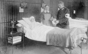 Erster Weltkrieg - Reservelazarett Gewerbeschule. Patient, Schwester und Rotkreuzhelfer