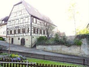 Altes Schulhaus im Norden der Kirchenburg von Südwesten mit Fachwerk-Obergeschossen