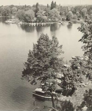 Die Havel bei Schildhorn, einer Landzunge im Grunewald. Segel- und Motorboote liegen beiderseits der Ufer