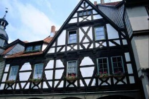 Giebel und OG eines Gebäudes mit Schmuckfachwerk