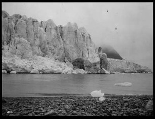 Spitzbergen. Eis- und Felsenlandschaft um Ufer des Magdalenenfjords