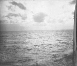 Blick vom Schiff auf offene See