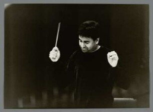Daniel Nazareth : Portrait des Dirigenten Daniel Nazareth bei einer Probe mit der Staatskapelle im Kulturpalast Dresden