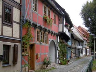 Quedlinburg: Fachwerkbauten/Straßenzug Neustädter Kirchhof (bei St. Nikolai)