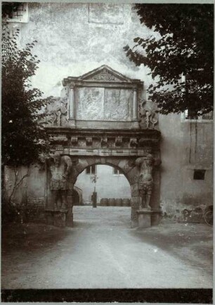 Schloß: Westliche Toreinfahrt