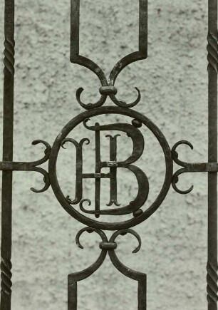 Schmiedeeisernes Tor; Detail: Buchstaben HB
