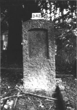 Grabstein 342 (Index: 99898426) Material: Granit Zustand: Schrifttafel verloren, Stele gut erhalten Maße HxBxT: 126x58x27 cm Beschreibung: grob behauene Stele mit Segmentbogenabschluss, ursprünglich mit eingetiefter Schrifttafel, verloren: Grabstein 342
