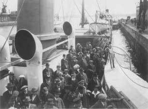 Kreuzfahrten der Hamburg-Amerika Linie, um 1911/1913. Touristen auf einem Zubringer-Dampfer bei der Ankunft in einem Hafen