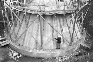 Bau des Wasserturms auf dem Bergwald.