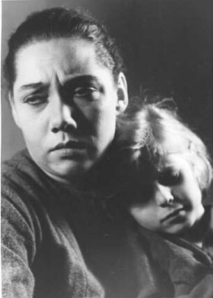 Hamburg. Deutsches Schauspielhaus. Die Schauspielerin Charlotte Joeres (1916-2007) als Emma Baumert im Drama von Gerhart Hauptmann "Die Weber" 1947.