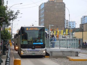 Lima - Haltestelle für den Schnellbus : Haltestelle einer Schnellbuslinie im Zentrum. Aufgenommen am 27. August 2011 in der Hauptstadt Lima