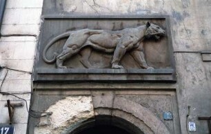Haus Zum Goldenen Tiger & Haus Zum Schwarzen Löwen & Haus Nr. 228 — Hauszeichen