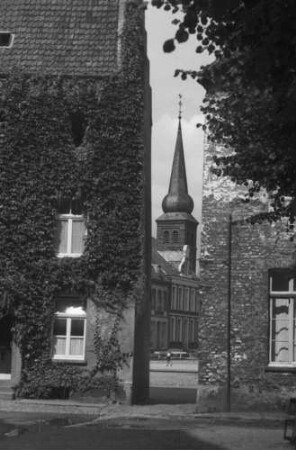 Kalkar: Durchblick auf [die evangelische] Kirche