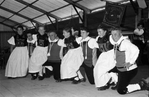 Waldshut: 489. Waldshuter Chilbi; Trachtengruppe beim Tanz (hockend)