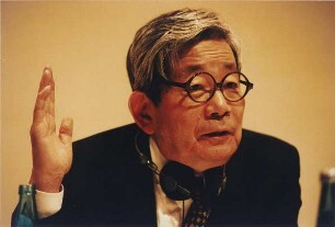 Porträt des japanischen Erzählers und Essayisten KenzaburōŌe