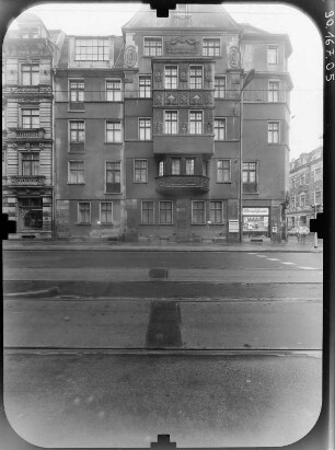 Dresden-Neustadt, Löwenstraße 12/10. Doppelwohnhaus mit Laden (1913). Straßenfront (Nr. 12, von der Bautzner Straße)