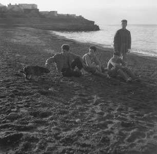 Stromboli, junge Männer mit Hund am Strand