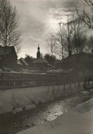 Schlettau. Rote Pfütze mit Kirche. Morgenstimmung