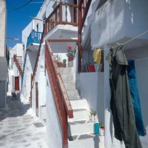 Mykonos, Inselhauptstadt. Außentreppen mit Holzgeländern in einer Altstadtgasse