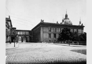 Blick auf das Neue Museum mit dem Übergang zum Alten Museum