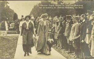 Prinzessin August Wilhelm mit Frau von Hindenburg [...]
