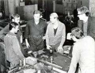 Gruppenrunde "Junger Neuerer" im VEB Elektro-Apparate-Werke "Friedrich Ebert" (EAW) in Berlin-Treptow