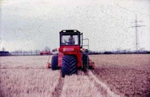 Fotografie: Traktor, Antriebs- und Anbausystem, Fahrwerk, Reifen, Terrareifen, Konservierende Bodenbearbeitung, Direktsaat, Systemtraktor