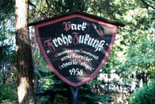 Schild "Park Frohe Zukunft", kleiner Erholungspark