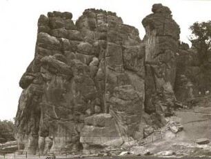 Teutoburger Wald. Externsteine, südlich Detmold die Felsen von Nordwesten (über den ehemaligen Teich)