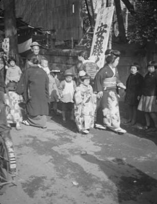 Kashima-Schrein, wahrscheinlich in Shinagawa, während des Shichi-go-san-Festes im November : Kashima-Schrein, wahrscheinlich in Shinagawa, während des Shichi-go-san-Festes im November. Besucher in traditioneller Festkleidung
