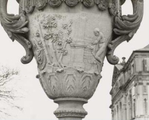 Dresden-Altstadt. Südwestliche Vase (um 1750) an der Hauptallee im Großen Garten, Nähe Palaisteich