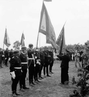 Klein Wesenberg: Amtsfeuerwehrfest des Amtes Reinfeld-Land: Fahnenweihe der neuen Fahne der Amtsfeuerwehr mit der ältesten Fahne von der Freiwilligen Feuerwehr Mönkhagen (1890) durch stellvertretenden Landesverbandswehrführer August Schleßmann, Heide