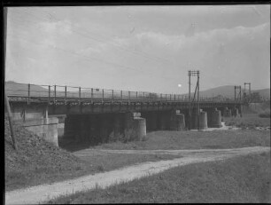 Brücke über unbefestigte Straßen