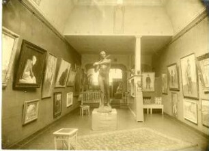 Kunstausstellung. Raumaufnahme mit Skulptur "Der Sieger (auch Speerträger)" von Carl Brose