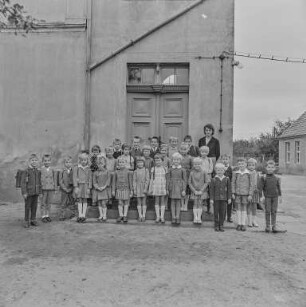 Schulneulinge Klix : Klix. Schulanfang 1966. Gruppenbildnis der Schulanfänger