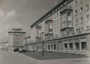 Rostock-Reutershagen, Ernst-Thälmann-Straße 25-27 / Ecke Rudolf-Breitscheid-Straße. Fünfgeschossiger Wohnungsbau (1953-1957, A. Nonnenmacher) mit Läden im Erdgeschoß