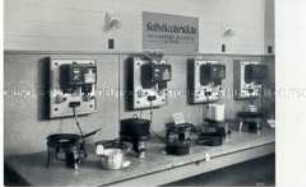 Ansicht der "Selbstkocherküche" der Musterjugendherberge auf der Internationalen Hygieneausstellung in Sachsen
